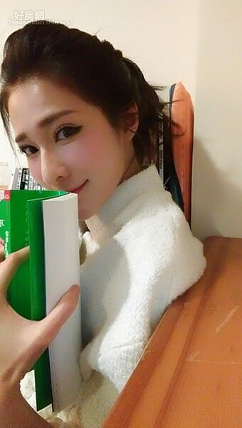 7.除了養魚，Gigi也經常宅在家裡追劇、或靠在窗邊看看書培養文青氣息。
