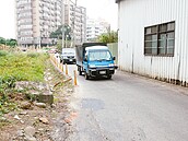 八德茄苳路窄車多　搶道翻車頻傳