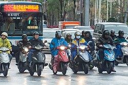 騎機車=沒錢?台大教授點出原因了…