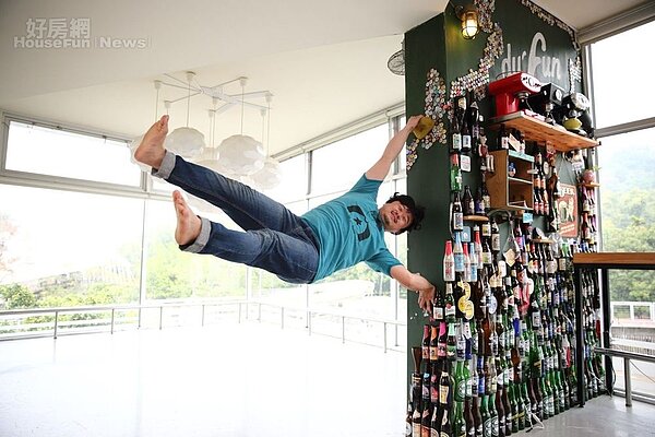 2.這個深植人心的「國旗飄」畫面,現在只能在台中霧峰九二一地震教育園區「熊轉家小豬食」餐廳看得到。