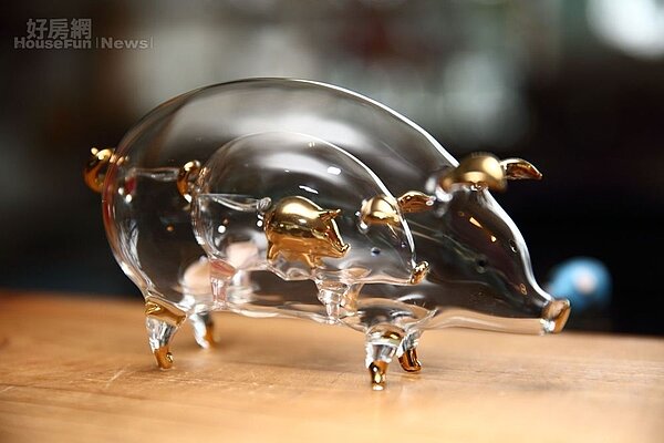13.來自泰國的玻璃豬，三層組疊技術是吹出來的好功夫。
