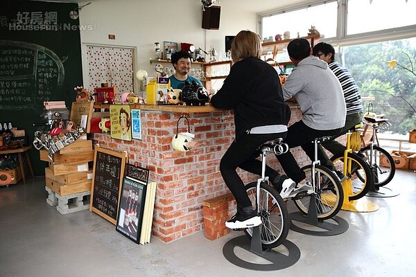 10.吧台旁的「車輪椅」超有人氣，邊踩「車輪椅」邊賞景，有戶外運動的感受。
