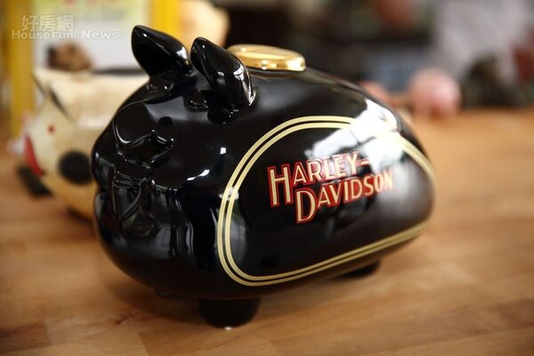 11.這個黑豬造型是哈雷機車經典的油桶，是好友從美國寄來慶賀開店的禮物。
