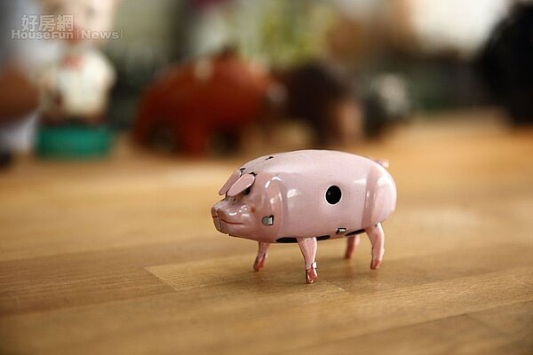 12.從比利時寄來的鐵皮小粉紅豬，轉動齒輪會搖擺前行。
