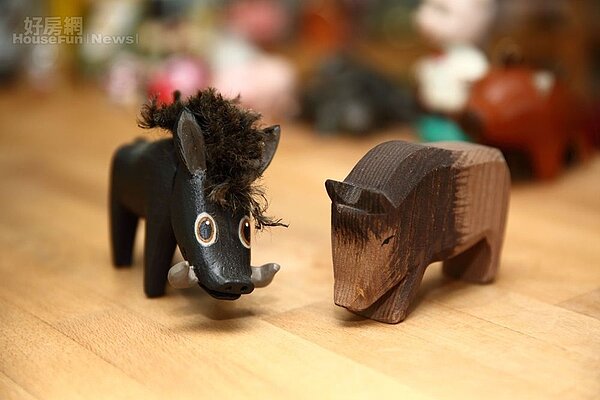 14.兩個木雕的小豬，左邊是出自德國泰迪熊公司、右邊從泰國路邊攤買的，價格相差三倍多！
