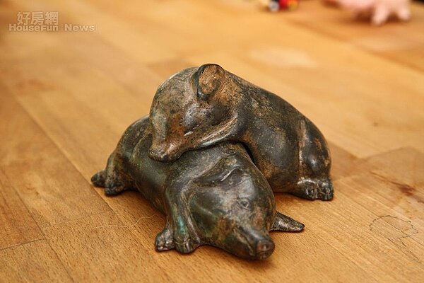 15.相互依偎的兩隻小豬，是泰國藝術家的銅雕作品。