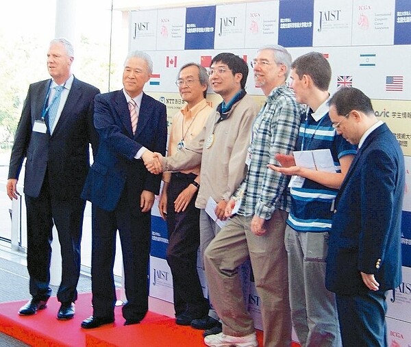 台師大博士黃士傑(左四)開發的圍棋程式「Erica」,在日本舉辦的2010年「國際電腦奧林匹亞競賽」榮獲19路電腦圍棋金牌及9路電腦圍棋銅牌。 圖/台師大提供