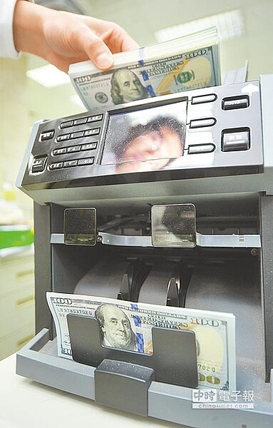 鈔緊張兆豐銀日前爆發遭詐騙假美鈔200萬元,引發立委關注各家銀行驗鈔機的更新及外幣收兌處的人員訓練問題。(劉宗龍攝)