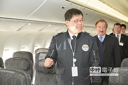 長榮航董事長張國煒(前)推動轉型計畫,轉投資長榮航太表現亮眼。(本報資料照片)