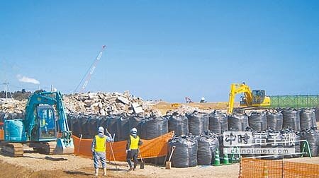 位在福島第一核電廠方圓20公里警戒區內的南相馬市小高區,許多遭輻射汙染的土壤被堆置在黑色袋子裡,除汙工作至今只完成7成。(潘杏惠攝)