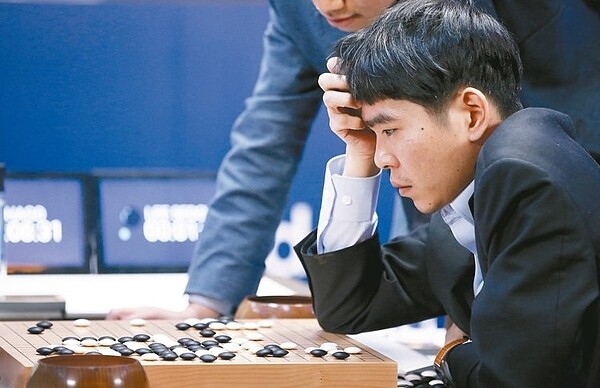 南韓圍棋九段李世乭十二日連續第三場輸給谷歌（Google）人工智慧系統AlphaGo，他在比賽期間陷入長考。 美聯社