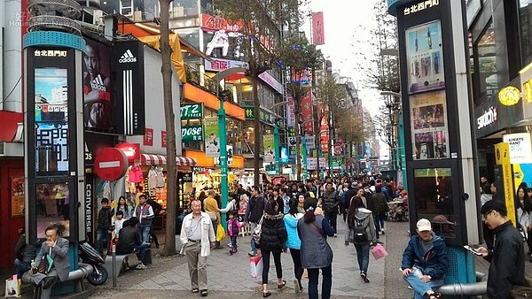 西門町人潮洶湧,周圍店家租金高、商旅臨立,更是陸客來台必訪景點。(好房網News記者陳韋帆/攝影)