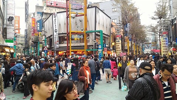 西門町人潮洶湧,周圍店家租金高、商旅臨立,更是陸客來台必訪景點。(好房網News記者陳韋帆/攝影)