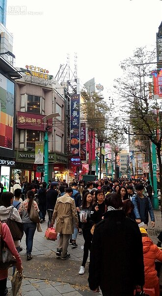 西門町人潮洶湧,周圍店家租金高、商旅臨立,更是陸客來台必訪景點。(好房網News記者陳韋帆/攝影)