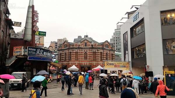 西門町假日人潮洶湧，鄰近捷運站的店面經常被擠得水洩不通。（好房網News記者陳韋帆／攝影）