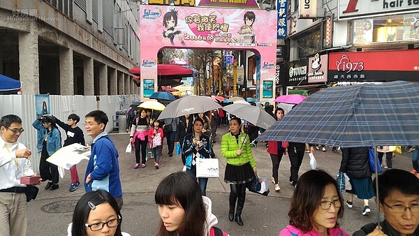 西門町假日人潮洶湧,鄰近捷運站的店面經常被擠得水洩不通。(好房網News記者陳韋帆/攝影)