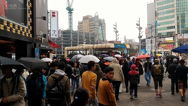 西門町假日人潮洶湧,鄰近捷運站的店面經常被擠得水洩不通。(好房網News記者陳韋帆/攝影)