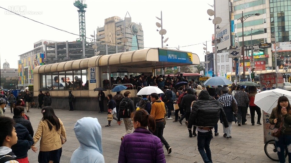 西門町假日人潮洶湧,鄰近捷運站的店面經常被擠得水洩不通。(好房網News記者陳韋帆/攝影)