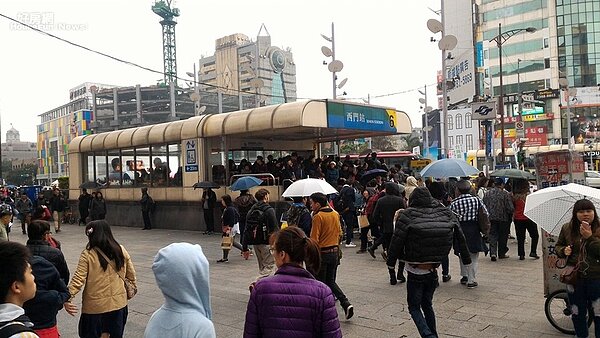 西門町假日人潮洶湧,鄰近捷運站的店面經常被擠得水洩不通。(好房網News記者陳韋帆/攝影)