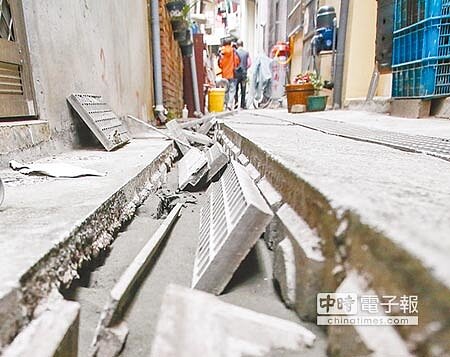 
　土壤液化　　四處出現噴砂　　（本報資料照片）
 