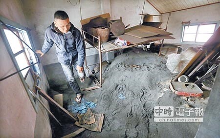 土壤液化 噴出泥沙 彰化縣員林市崙雅里在921地震時發生嚴重土壤液化現象,當地一處民宅瞬間被地下噴發出的泥沙覆蓋,至今仍未清理保留當時現狀。(本報資料照片)