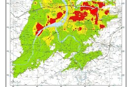 行政院公布的液化潛勢圖顯示，台北盆地外圍山區部分，呈現為土壤液化潛勢風險較低的綠色；而愈往中心點走，出現的紅色與黃色，則代表土壤潛勢風險升高；由此圖可看出大台北地區，許多精華市區都處於高潛勢區中。