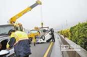 天雨路滑又飄霧 國道苗栗段2車翻覆