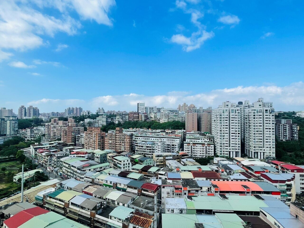 永慶房屋表示，購屋族可善用高溫與雷雨後，全面檢測隔熱與防漏，挑選舒適安心的理想家園。圖／永慶房產集團提供 