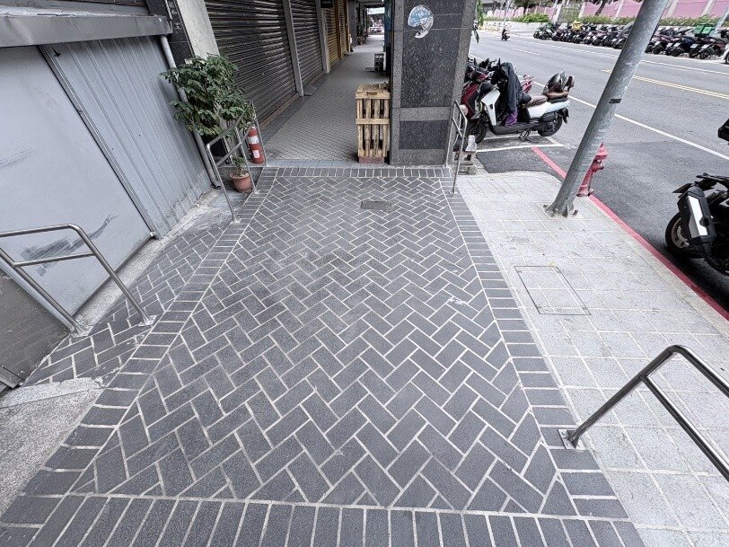 新莊區中平路390至350號騎樓整平改善後。圖／新北市政府