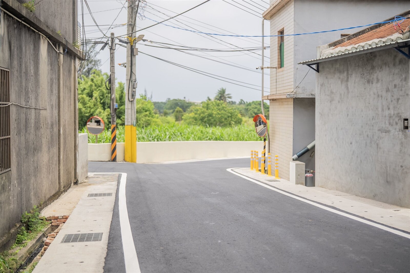 透過塔腳路及塔腳一路拓寬工程，改善道路狹窄、會車不易及排水不佳等問題，提升居民通行安全與生活品質。圖：市府提供