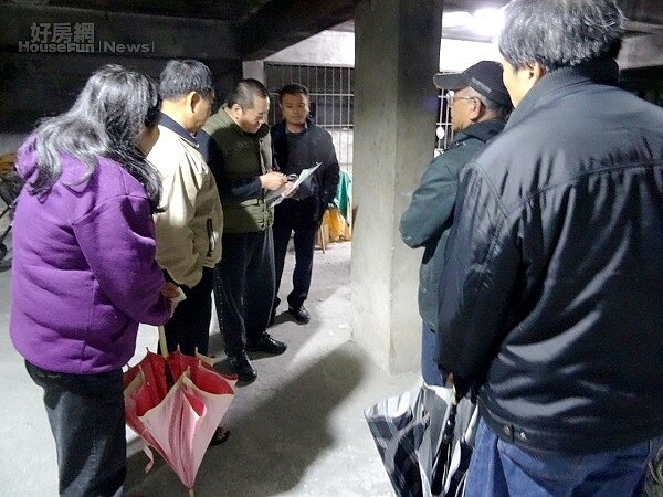 由市府及輔導團隊偕同推動師，前往健檢後初步檢查有結構安全疑慮的住宅進行查勘。(新北市都更處提供)
