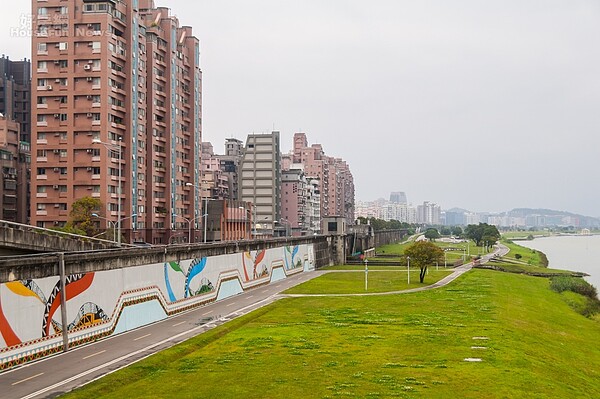 台北市大直明水路、敬業一路一千多戶房屋，違法蓋在商業區非住宅用地，被通知限期改善。（好房網News記者張聖奕／攝影）