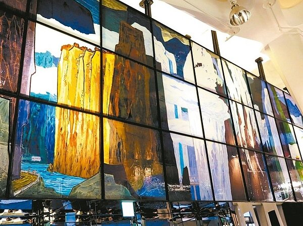 花蓮藝術家陳彥君將已故水墨畫家-馬白水教授「太魯閣之美」,運用窯燒玻璃創新技法,重新呈現畫作。 記者徐庭揚/攝影
