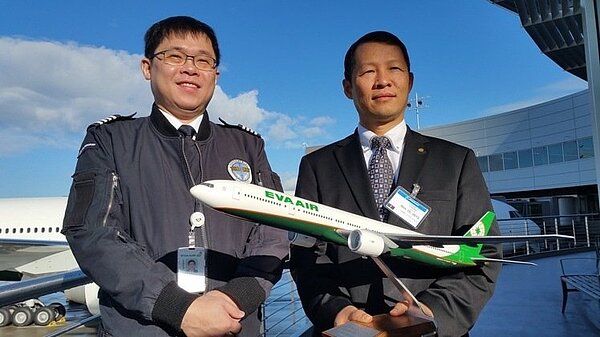 今年3月長榮航空買進第22架777客機,董事長張國煒、總經理鄭傳義(右)親赴美國接機。 記者彭慧明/攝影