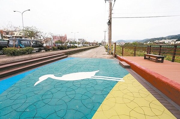 「豐原大道自行車道」第一期6.5公里建置完成,但車友希望市府在出入口處加裝車擋,避免汽機車闖入。 記者林佩均/攝影