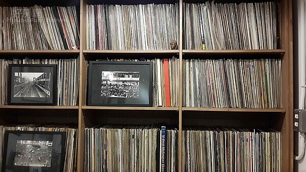 7.頗具規模的黑膠唱片櫃。