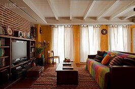 鄉村風一直是阮春華的最愛，除了鍾情老件家具外，她也很推薦織品，例如窗簾、桌巾、抱枕，或是可以鋪在地上或沙發上的拼布寢具等，可以迅速改變布置與心情。