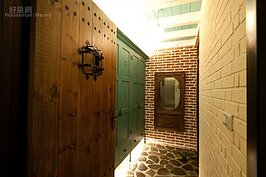 玄關的板岩地板洋溢原始的粗獷氣味，搭配收納量充足的清新草綠色雕花鞋櫃，以板岩界定落塵區，不把鞋底灰塵帶進屋內。