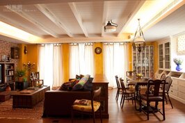 鮮明的黃色牆面搭配白色木條天花板，以及優雅的長條形落地窗，讓串聯客、餐廳功能的起居空間，盈滿溫馨閒適的呼吸節奏。