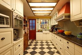 空間設計考量「天、地、壁」，「天」指的是天花板的照明，透過間接照明，為廚房增添氣氛，「地」則是利用黑白相間的棋盤地板營造活潑感，至於櫥櫃就選擇簡單的白色，好搭又清爽。