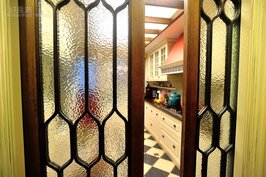 為廚房設計一道門，便能避免油煙四處逸散。阮春華建議，門要高、窗要瘦長，整個居家空間才會顯得舒服、明亮、寬敞。