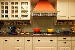 抽油煙機拼貼充滿異國風情的圖騰磁磚，立刻顯得獨一無二。