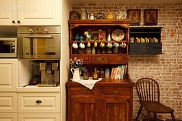 廚房的紅磚牆在磚與縫都特別抹白，與玄關及客廳的紅磚牆工法不同，即使都是紅磚牆，家裡每道牆也不全然一樣。