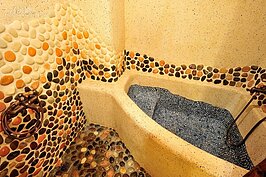 地面則是來自旅行曼谷的靈感，鋪滿各色大小不一的鵝卵石，就有到Villa度假的享受，阮春華笑說：「我女兒每天都要泡澡！」