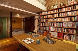 成為設計師之前，阮春華曾經營家具家飾店，家裡多是英國古董家具、歐洲老件，這些經過歲月洗禮的木質單品，厚重沉穩，可以為家增添很好的質感。