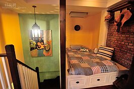 畸零角落設計成臥榻，偶爾兼做客人留宿的客房。