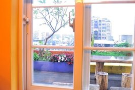 往窗外一瞧，誰能料到在台北鬧區頂樓，竟藏有一處大隱於市的桃花源呢！