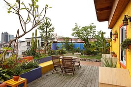 阮春華將頂樓露台打理得極好，而且這裡視野絕佳，能遠眺台北101，成了親朋好友烤肉看煙火的最佳聚會場所。