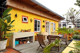 運用充滿活力的黃、藍、橘三色，搭配仙人掌、綠樹及花草，頂樓花園洋溢墨西哥的明快與熱情。