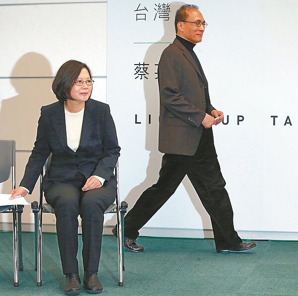 總統當選人蔡英文(左)昨天在民進黨中央黨部,宣布新政府閣揆由智庫執行長林全(右)擔任。林全表示,不期待有蜜月期,他會找有經驗的人入閣。 記者黃義書/攝影